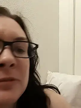 Snapshot of DesreRose chatting on 4, 8, 2026 DesreRose online show from 4, 8, 2026
