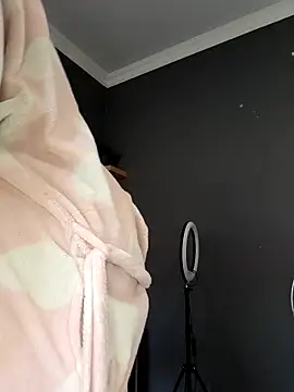 Snapshot of SWEETDOLLY29XX chatting on 4, 12, 2025 SWEETDOLLY29XX online show from 4, 12, 2025