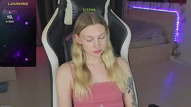 Snapshot of BiMolly chatting on 13, 3, 2025 BiMolly online show from 13, 3, 2025