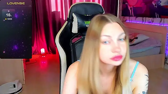 Snapshot of BiMolly chatting on 11, 9, 2025 BiMolly online show from 11, 9, 2025