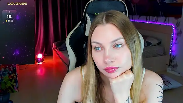 Snapshot of BiMolly chatting on 15, 11, 2025 BiMolly online show from 15, 11, 2025