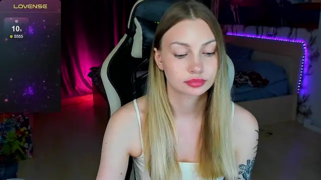 Snapshot of BiMolly chatting on 5, 12, 2025 BiMolly online show from 5, 12, 2025