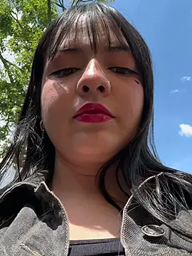 Snapshot of Elle chatting on 29, 1, 2025 Elle online show from 29, 1, 2025