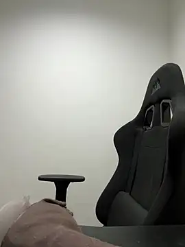 Snapshot of Elle chatting on 30, 1, 2025 Elle online show from 30, 1, 2025