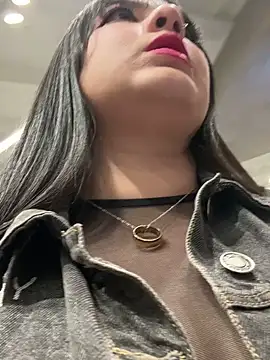 Snapshot of Elle chatting on 22, 2, 2025 Elle online show from 22, 2, 2025