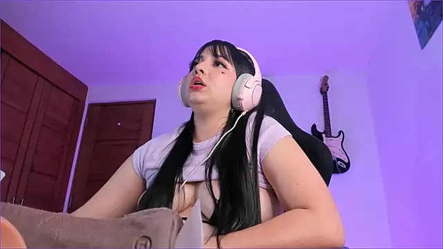 Snapshot of Elle chatting on 17, 3, 2025 Elle online show from 17, 3, 2025