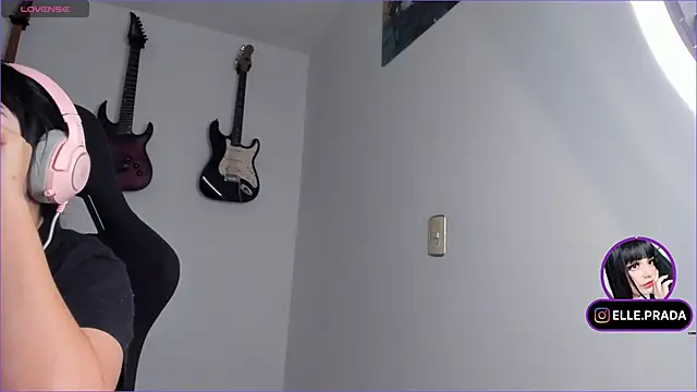 Snapshot of Elle chatting on 18, 3, 2025 Elle online show from 18, 3, 2025