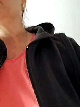 Snapshot of IsabelleCraft chatting on 3, 11, 2025 IsabelleCraft online show from 3, 11, 2025