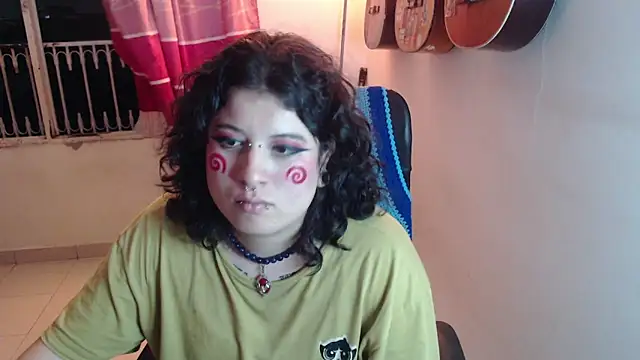 Snapshot of Smoke_trip_Alicia chatting on 10, 10, 2025 Smoke trip Alicia online show from 10, 10, 2025