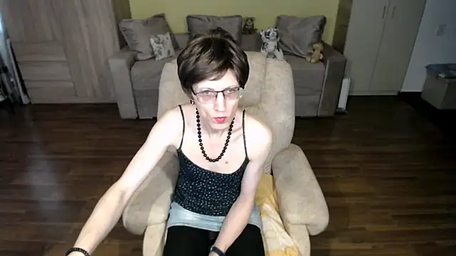 Snapshot of clementine chatting on 4, 4, 2026 clementine online show from 4, 4, 2026