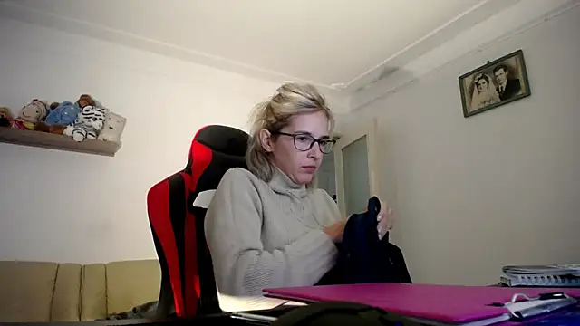 Snapshot of SexxyLety chatting on 8, 10, 2025 SexxyLety online show from 8, 10, 2025