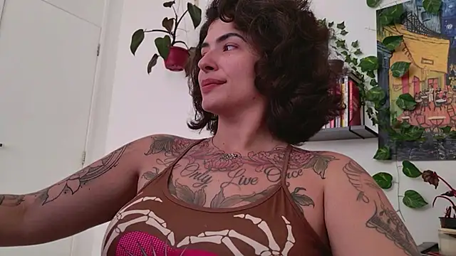 Snapshot of TaliMajesty chatting on 5, 12, 2025 TaliMajesty online show from 5, 12, 2025