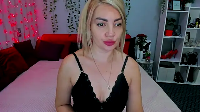 Snapshot of LunaBellucci chatting on 15, 12, 2025 LunaBellucci online show from 15, 12, 2025