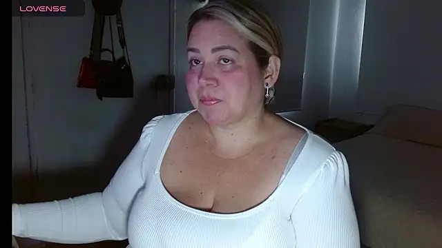 Snapshot of bella_savati chatting on 9, 10, 2025 bella savati online show from 9, 10, 2025