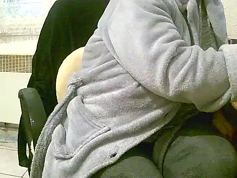 Snapshot of douceur63 chatting on 8, 1, 2026 douceur63 online show from 8, 1, 2026