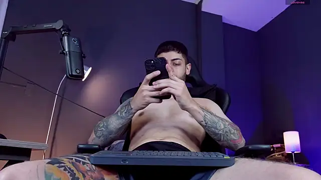 Snapshot of alessandro_duty chatting on 30, 10, 2025 alessandro duty online show from 30, 10, 2025