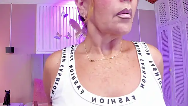 Snapshot of chantall1375 chatting on 27, 5, 2026 chantall1375 online show from 27, 5, 2026