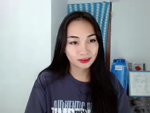 Snapshot of SweetLilly_18 chatting on 7, 12, 2024 SweetLilly 18 online show from 7, 12, 2024