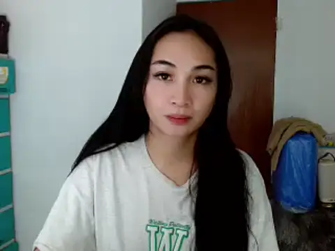 Snapshot of SweetLilly_18 chatting on 11, 12, 2024 SweetLilly 18 online show from 11, 12, 2024