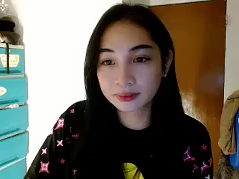 Snapshot of SweetLilly_18 chatting on 8, 1, 2025 SweetLilly 18 online show from 8, 1, 2025