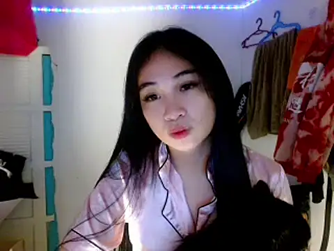 Snapshot of SweetLilly_18 chatting on 15, 3, 2025 SweetLilly 18 online show from 15, 3, 2025