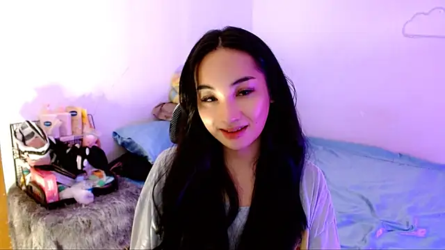 Snapshot of SweetLilly_18 chatting on 15, 11, 2025 SweetLilly 18 online show from 15, 11, 2025