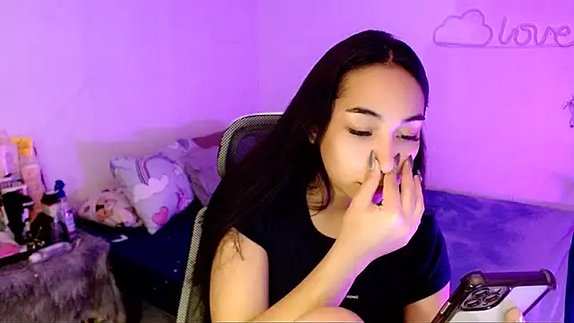 Snapshot of SweetLilly_18 chatting on 18, 12, 2025 SweetLilly 18 online show from 18, 12, 2025