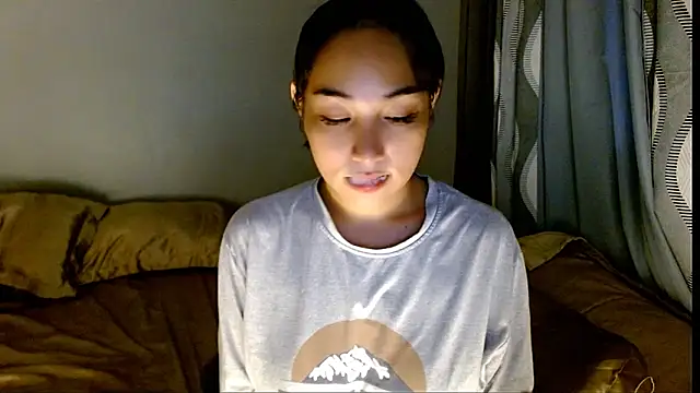 Snapshot of SweetLilly_18 chatting on 4, 3, 2026 SweetLilly 18 online show from 4, 3, 2026