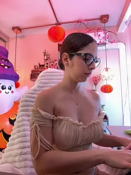 Snapshot of Zoe_Bae chatting on 28, 10, 2025 Zoe Bae online show from 28, 10, 2025