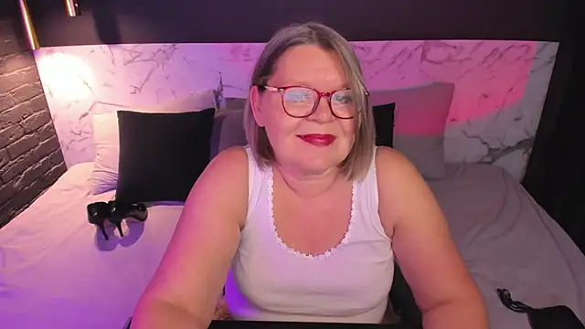 Snapshot of Shannonshine chatting on 5, 11, 2025 Shannonshine online show from 5, 11, 2025