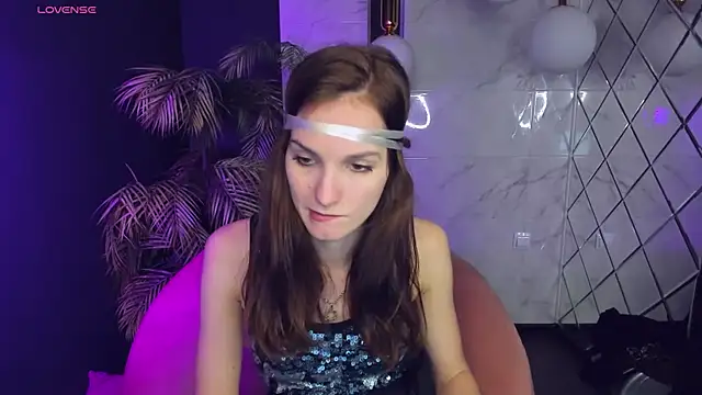 Snapshot of MirandaGlow chatting on 5, 12, 2024 MirandaGlow online show from 5, 12, 2024