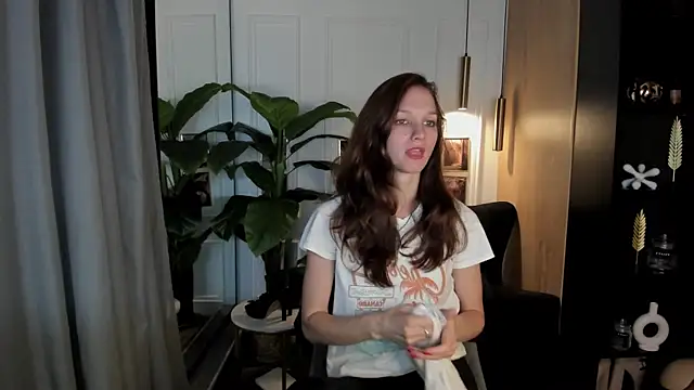 Snapshot of MirandaGlow chatting on 28, 6, 2026 MirandaGlow online show from 28, 6, 2026