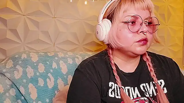 Satyn doll online show from 20, 5, 2026