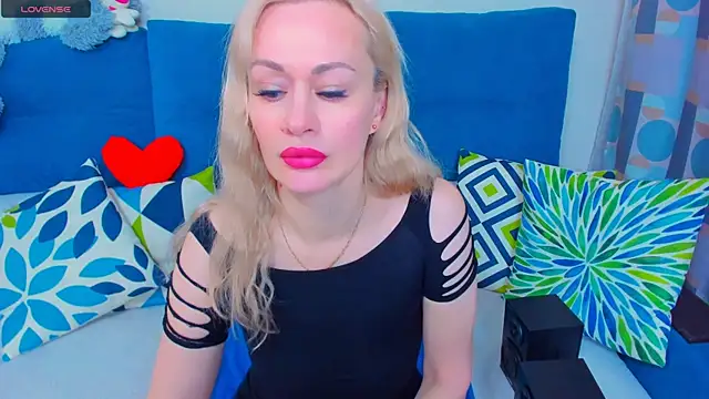 Snapshot of EllenMoore chatting on 10, 12, 2024 EllenMoore online show from 10, 12, 2024