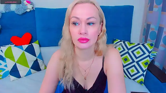 Snapshot of EllenMoore chatting on 11, 12, 2024 EllenMoore online show from 11, 12, 2024