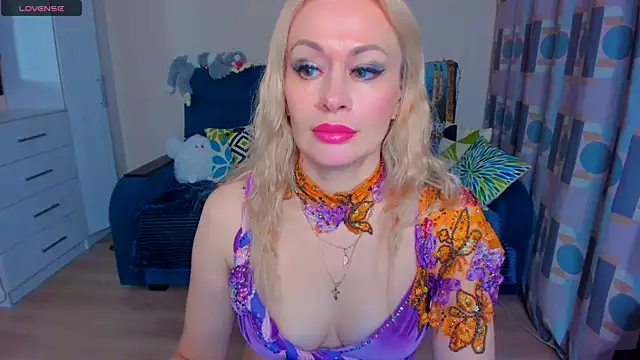 Snapshot of EllenMoore chatting on 15, 12, 2024 EllenMoore online show from 15, 12, 2024