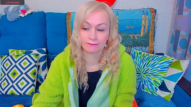 Snapshot of EllenMoore chatting on 17, 12, 2024 EllenMoore online show from 17, 12, 2024