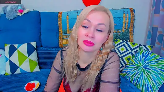 Snapshot of EllenMoore chatting on 17, 12, 2024 EllenMoore online show from 17, 12, 2024