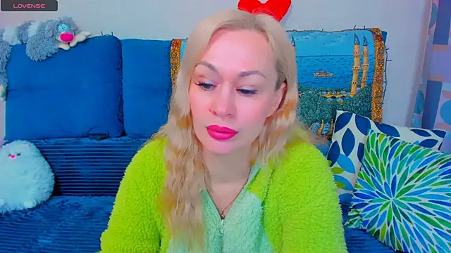 Snapshot of EllenMoore chatting on 19, 12, 2024 EllenMoore online show from 19, 12, 2024