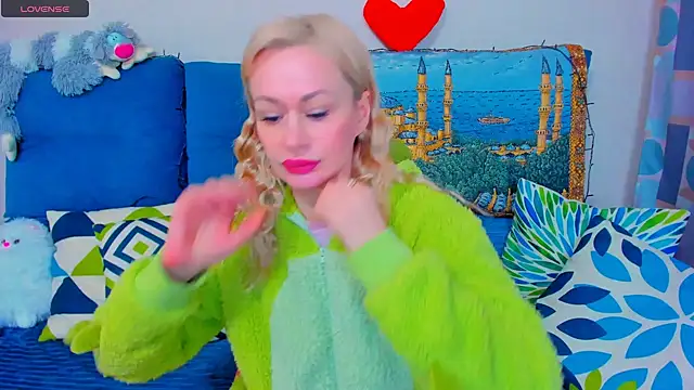 Snapshot of EllenMoore chatting on 20, 12, 2024 EllenMoore online show from 20, 12, 2024