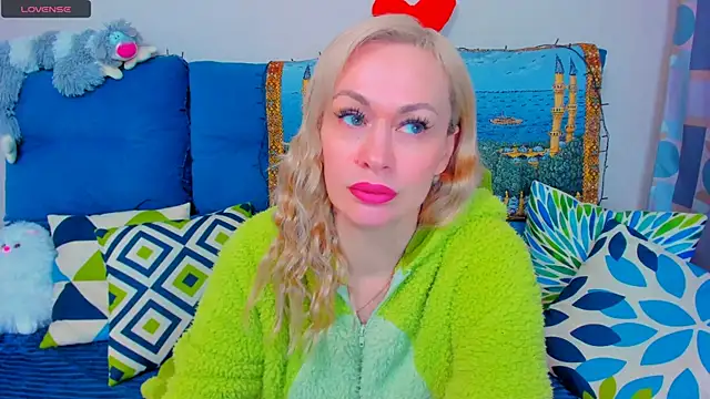 Snapshot of EllenMoore chatting on 21, 12, 2024 EllenMoore online show from 21, 12, 2024