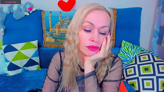 Snapshot of EllenMoore chatting on 23, 12, 2024 EllenMoore online show from 23, 12, 2024