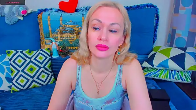 Snapshot of EllenMoore chatting on 24, 12, 2024 EllenMoore online show from 24, 12, 2024