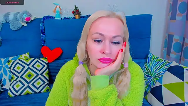 Snapshot of EllenMoore chatting on 5, 1, 2025 EllenMoore online show from 5, 1, 2025