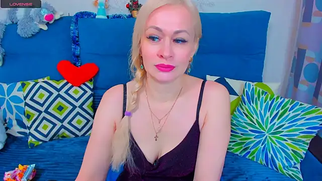 Snapshot of EllenMoore chatting on 7, 1, 2025 EllenMoore online show from 7, 1, 2025