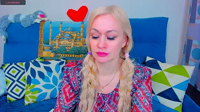 Snapshot of EllenMoore chatting on 9, 1, 2025 EllenMoore online show from 9, 1, 2025