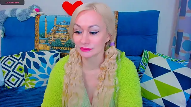 Snapshot of EllenMoore chatting on 14, 1, 2025 EllenMoore online show from 14, 1, 2025