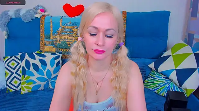 Snapshot of EllenMoore chatting on 18, 1, 2025 EllenMoore online show from 18, 1, 2025