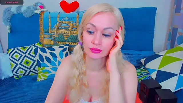 Snapshot of EllenMoore chatting on 6, 2, 2025 EllenMoore online show from 6, 2, 2025