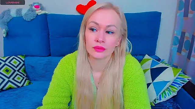 Snapshot of EllenMoore chatting on 8, 2, 2025 EllenMoore online show from 8, 2, 2025